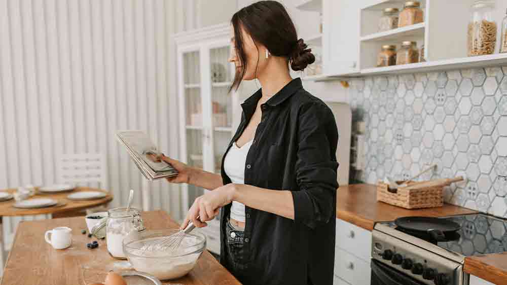 Žena vařící v kuchyni _03