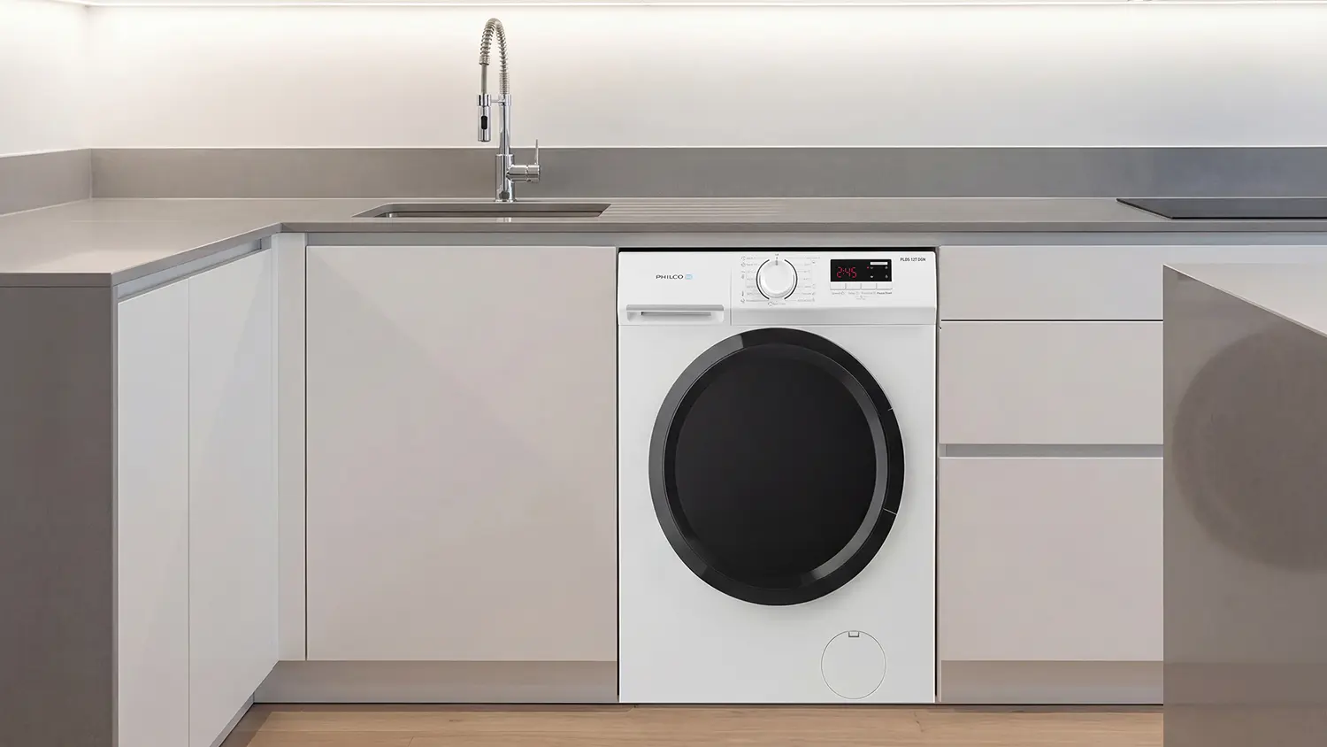 Pračka Philco PLDS 127 DGN vestavěná do kuchyňské linky.