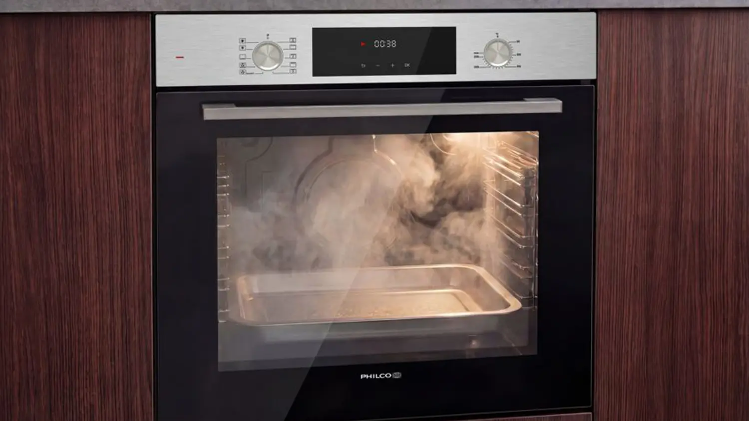 Vestavná trouba Philco POB 7310 X, ve které je spuštěn program SteamClean.