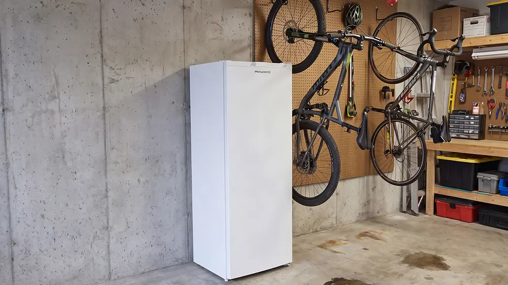 Šuplíkový volně stojící mrazák Philco PF 161 DNFIW postavený v garážiW