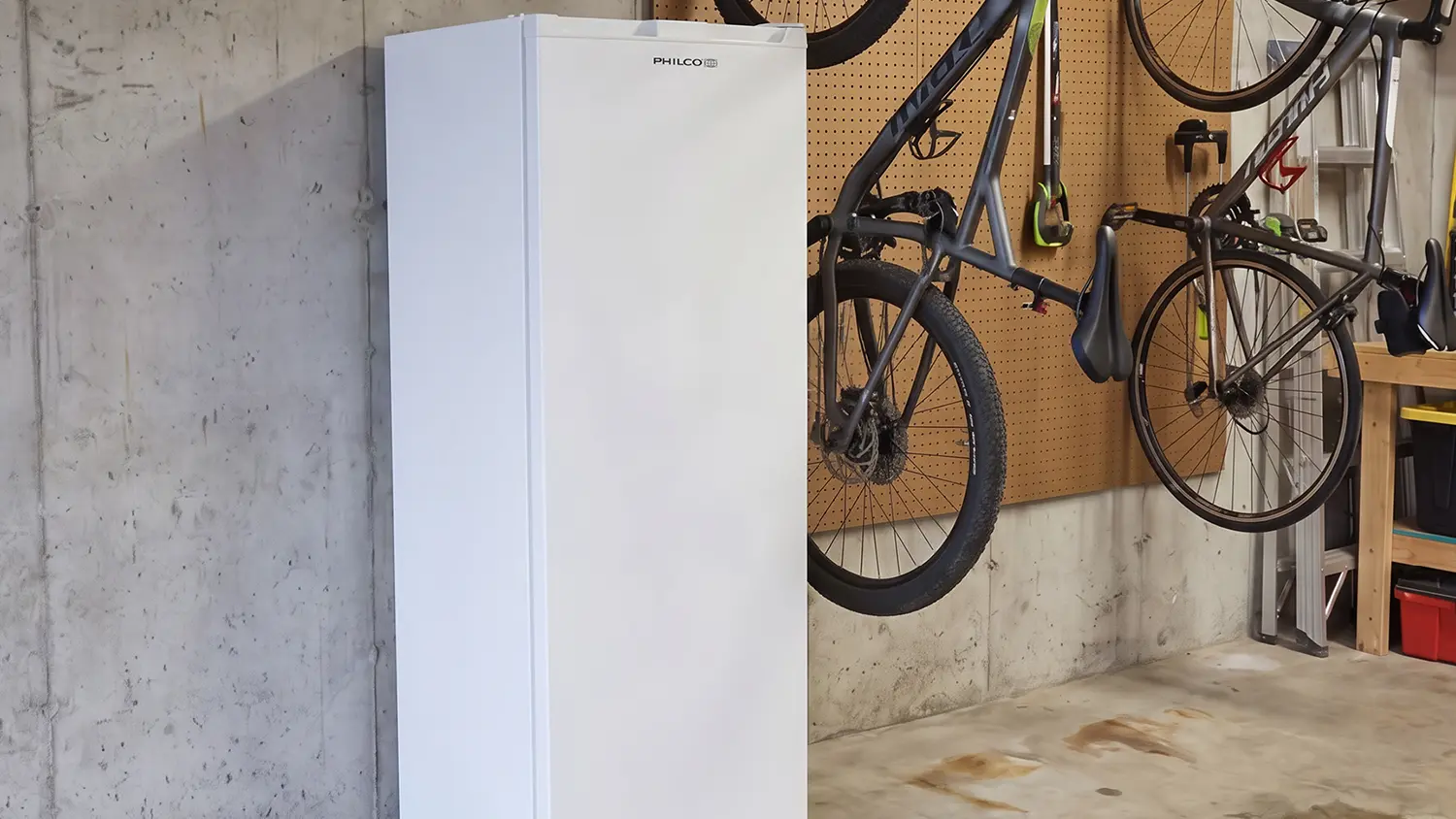Šuplíkový volně stojící mrazák Philco PF 204 DNFIW postavený v garáži.