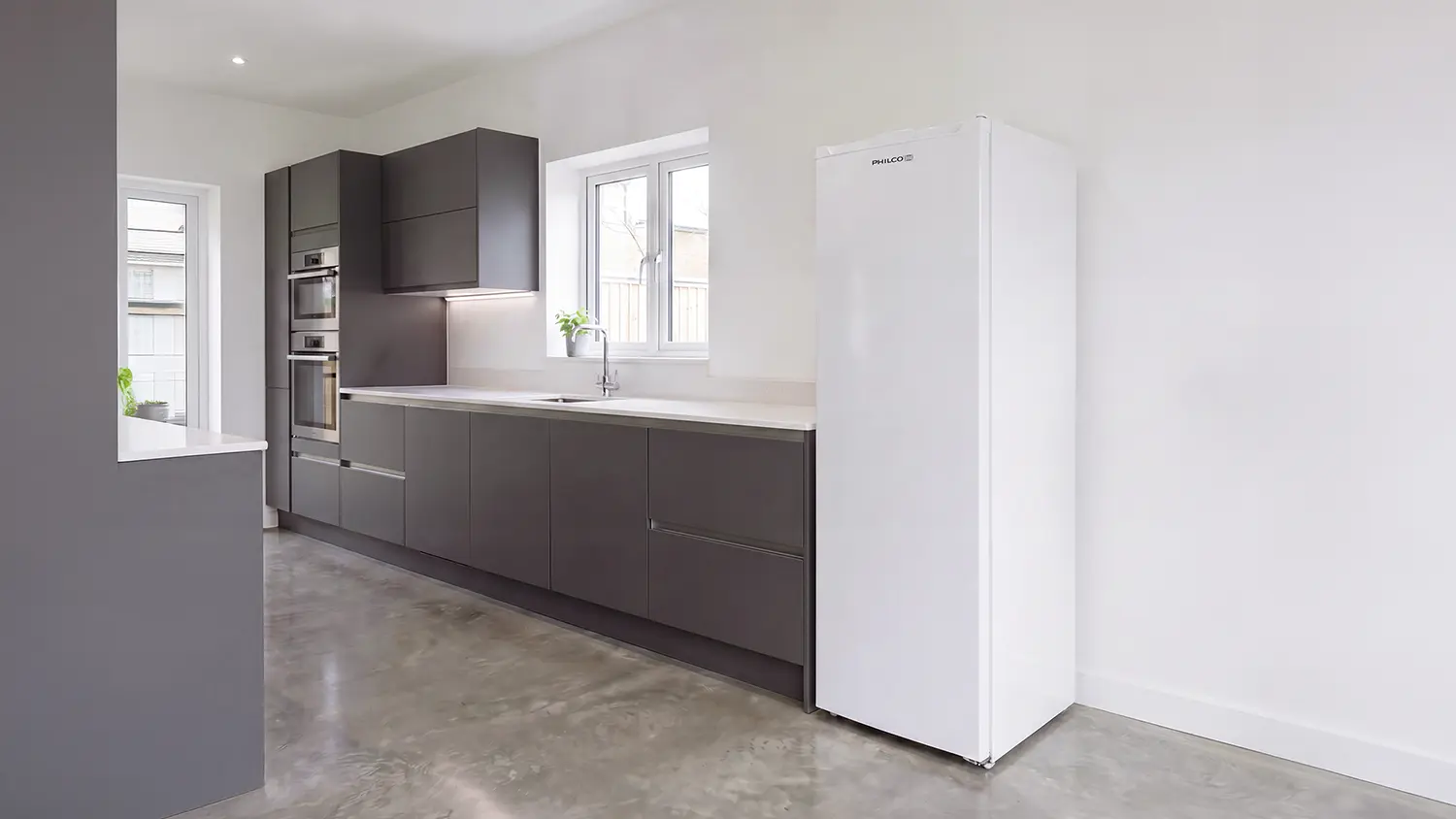 Šuplíkový volně stojící mrazák Philco PF 204 DNFIW postavený v garážiW