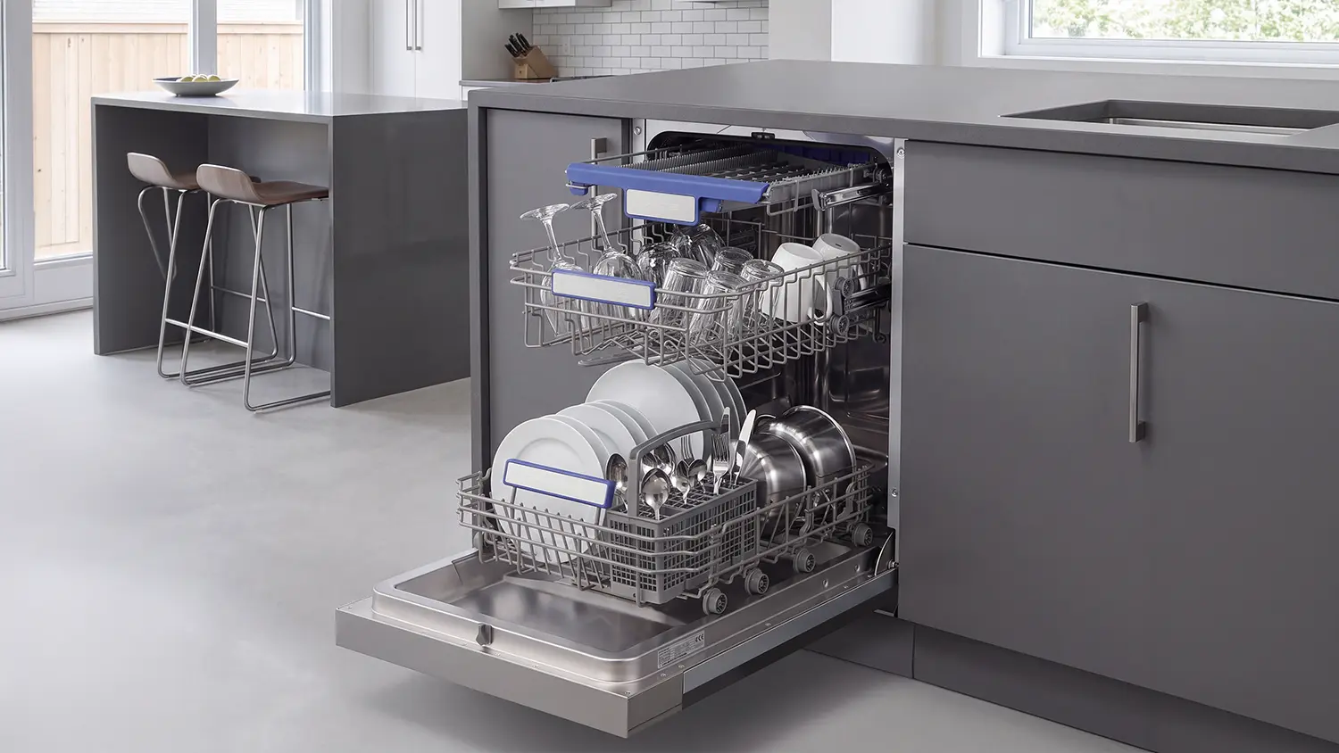 Otevřená vestavná myčka Philco PD 1047 BIX se zásuvkou na příbory v designové kuchyni