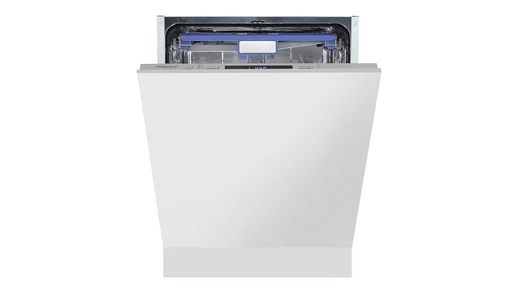 Vestavná myčka Philco PDI 1468 ABIT, která je plná čistého nádobí.