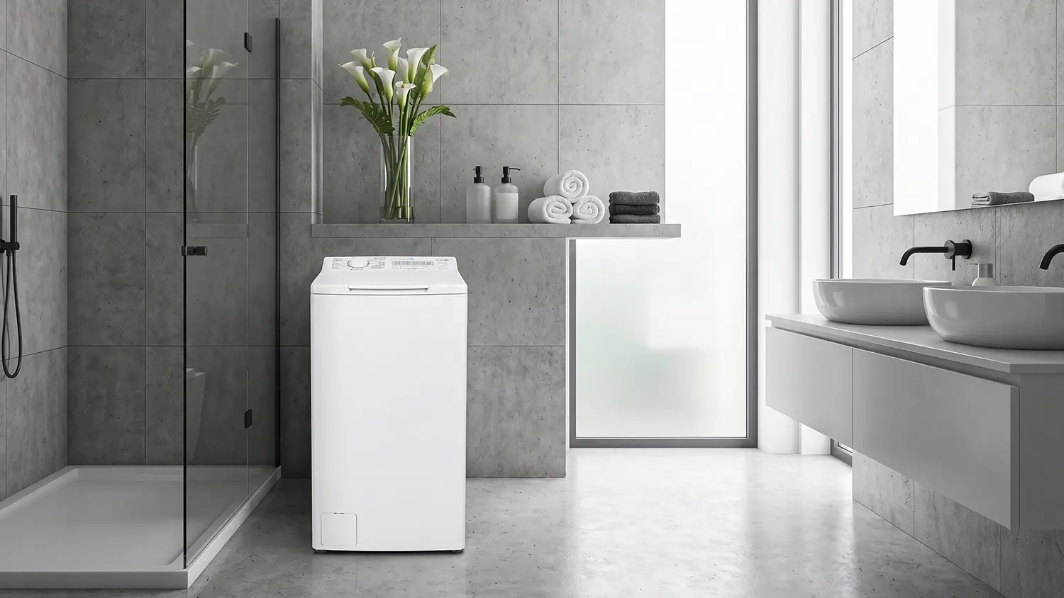Vrchem plněná pračka Philco PLD 127 CTL E11, která je umístěná v koupeln vedle sprchového koutu.