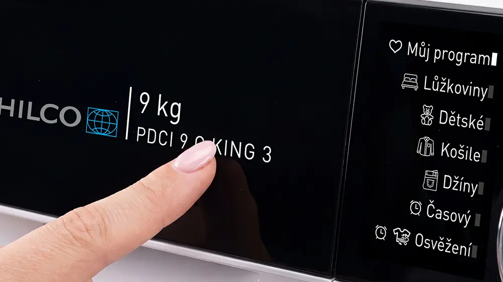 Prst dotýkající se ovládacího panelu sušičky Philco PDCI 9 C King 3