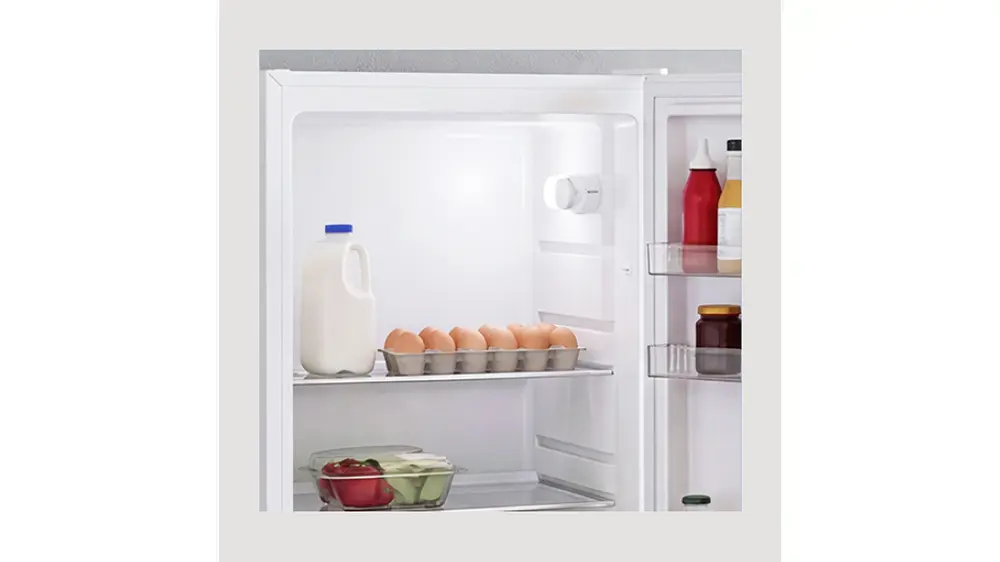 Vnútro ledničky Philco s potravinami osvetlené LED svetlom.