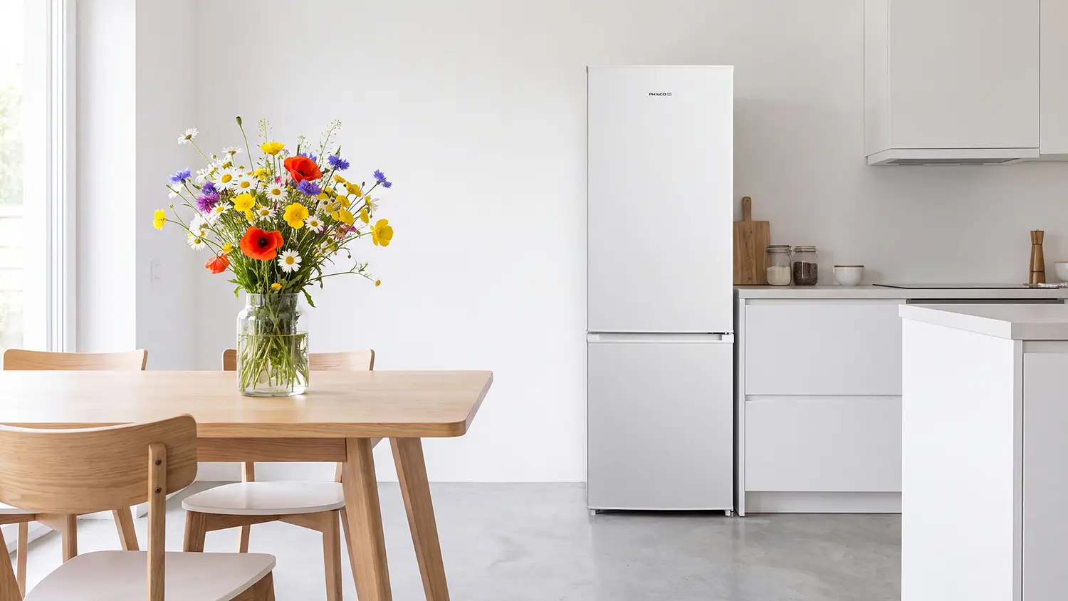 Zavřená kombinovaná chladnička Philco PCSI 270 CNW v kuchyni