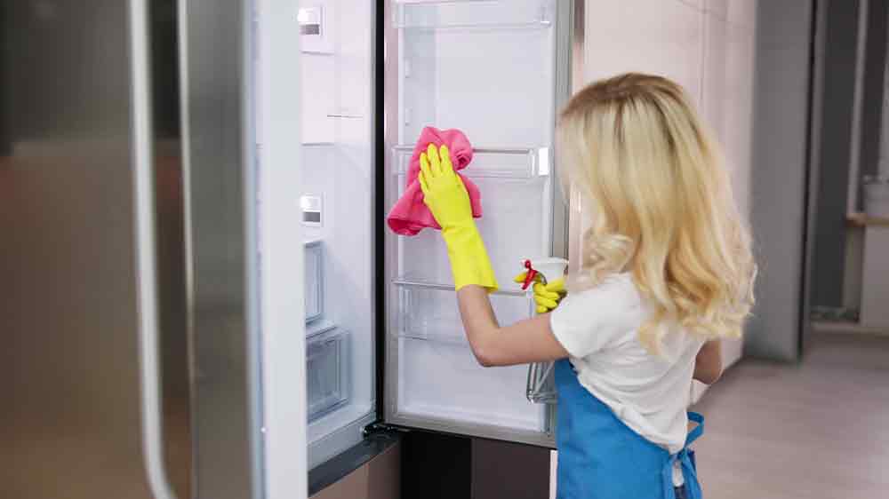 Žena čistí chladničku_02