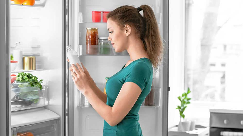 Žena si vybírá jídlo v ledničce_02