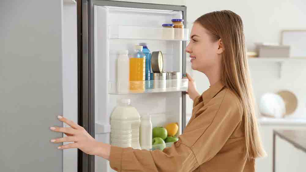 Žena kontroluje z&aacute;soby v chladničke_02