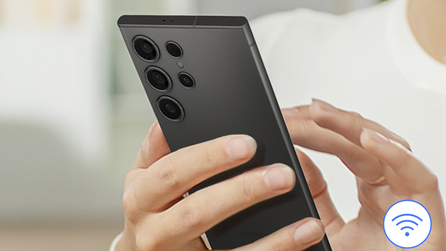 Žena držící telefon v ruce