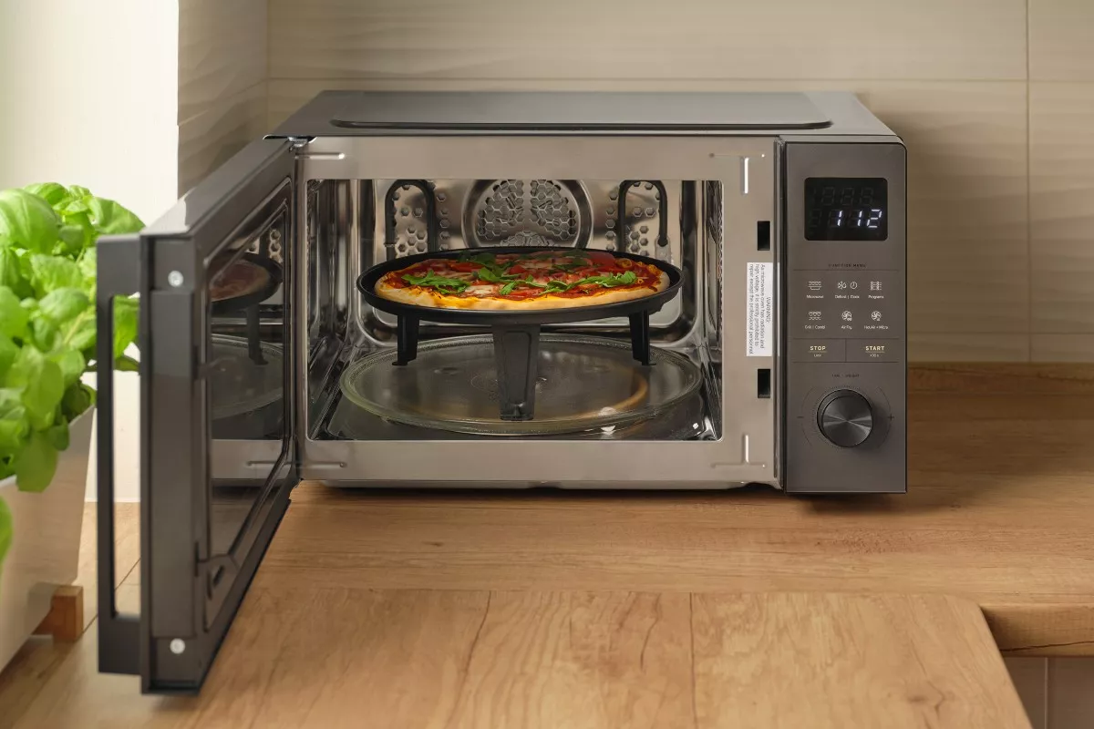 25 literes belső tér, 31,5 cm-es forgótányér és hely akár 27 cm-es pizzának