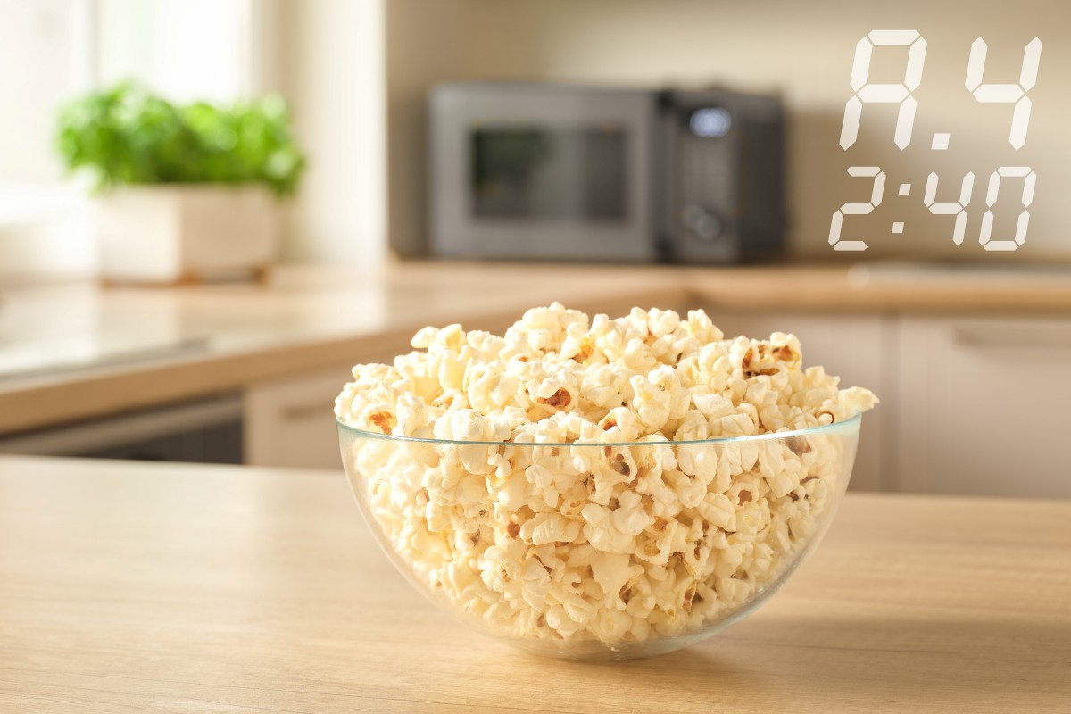 Automatick&yacute; program na popcorn; čas a v&yacute;kon nastaveny pro křupav&yacute; v&yacute;sledek