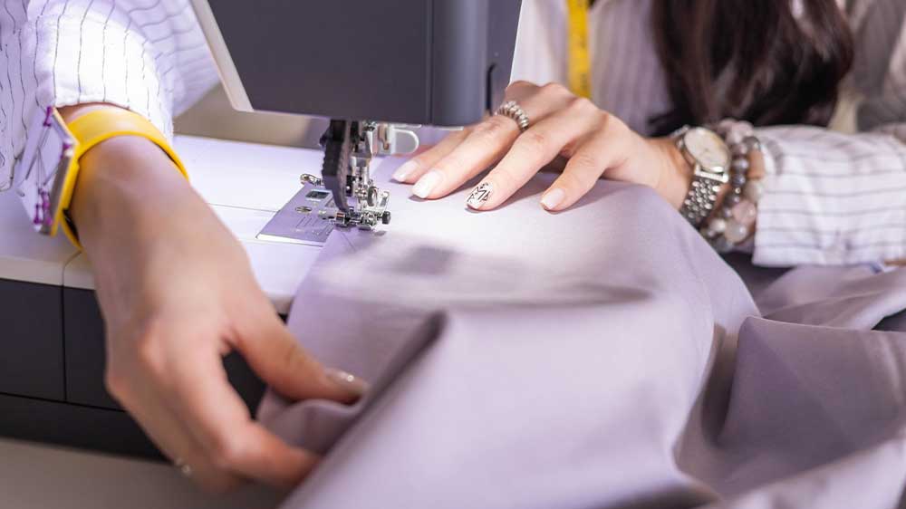 Žena &scaron;ije na &scaron;ic&iacute;m stroji_02