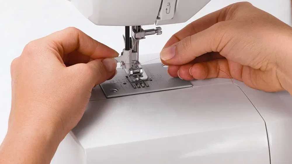 &Scaron;ic&iacute; stroj Singer m&aacute; automatick&eacute; navl&eacute;k&aacute;n&iacute; jehly_05