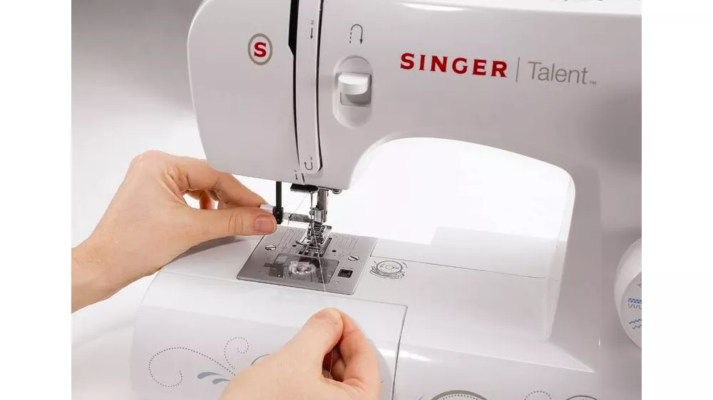 &Scaron;ic&iacute; stroj Singer SMC 3323/00 m&aacute; automatick&eacute; navl&eacute;k&aacute;n&iacute; nitě_02