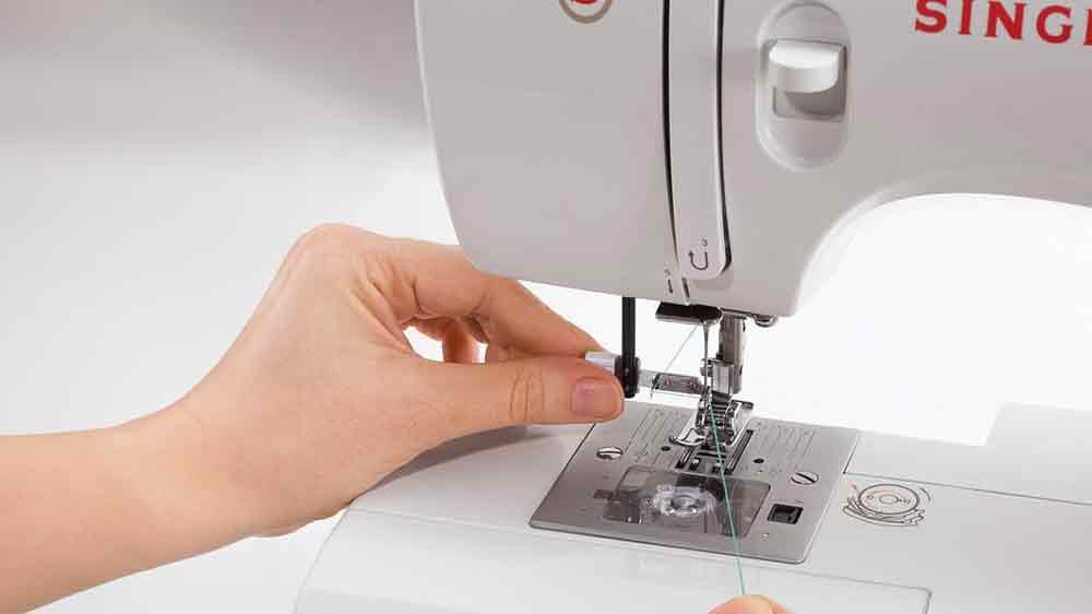 Navléknutí nitě na šicím stroji Singer SMC 3321/00_03
