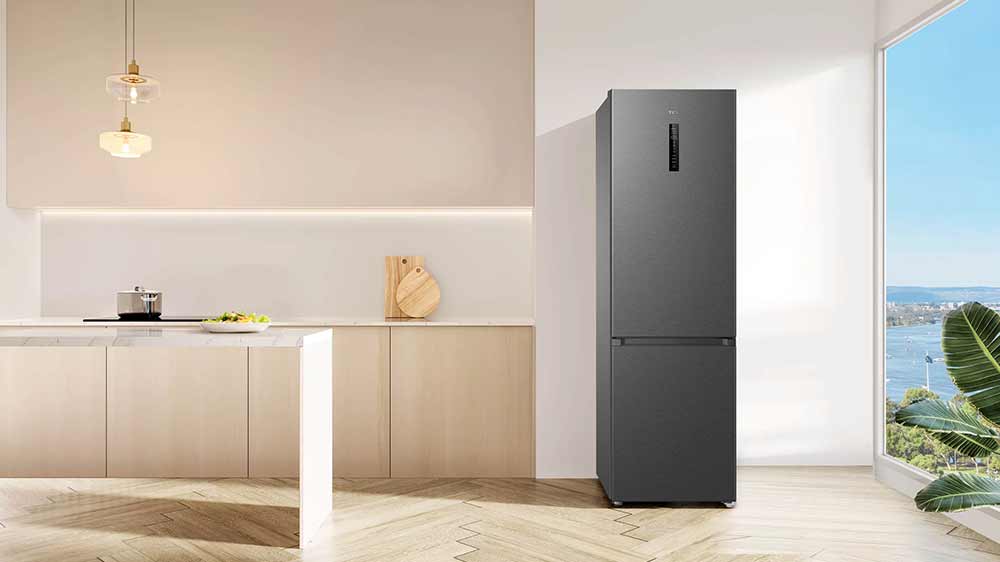 Kombinovaná chladnička TCL RP382BXD0 v kuchyni_05