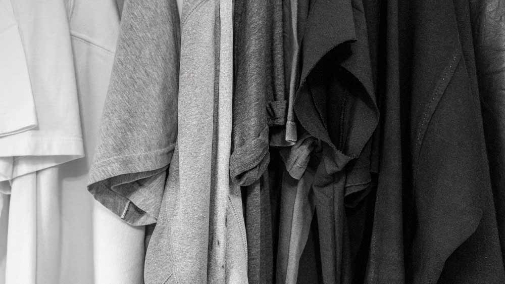 Zavesené šedé tričká_03