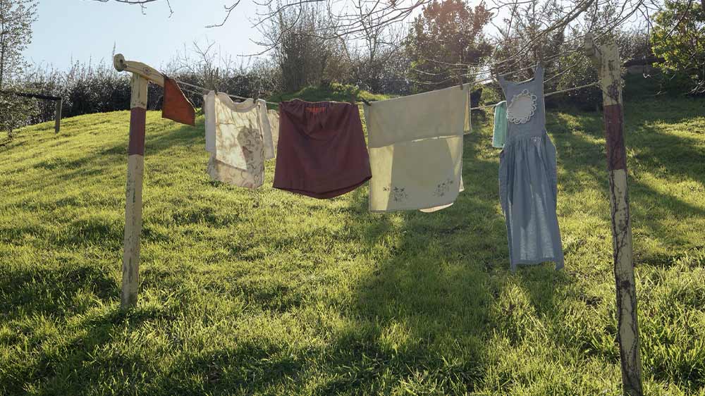 Záhrada s zavesenou bielizňou_04