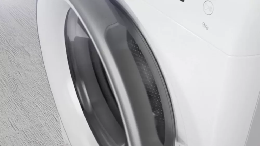 Integrovan&aacute; a ergonomick&aacute; rukojeť dveř&iacute; u pračky Whirlpool FFL6238WEE_12