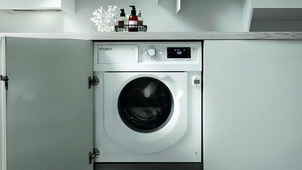 Vestavn&aacute; pračka Whirlpool BI WMWG 71483W EU N v koupelně_02