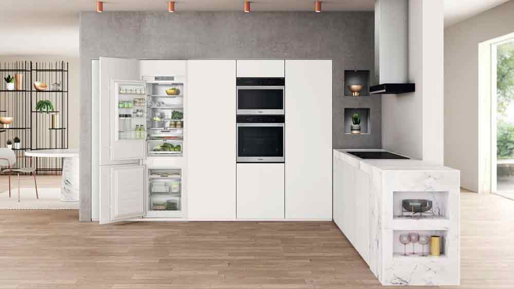 Vestavná kombinovaná chladnička Whirlpool WHC18 T573 v interiéru_02