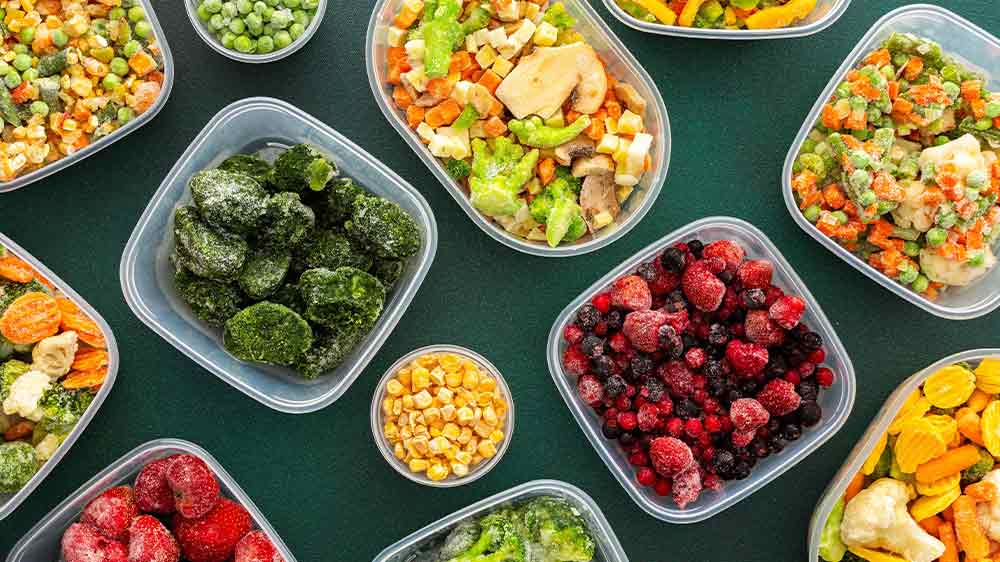 Zmražená zelenina a ovoce v miskách_04