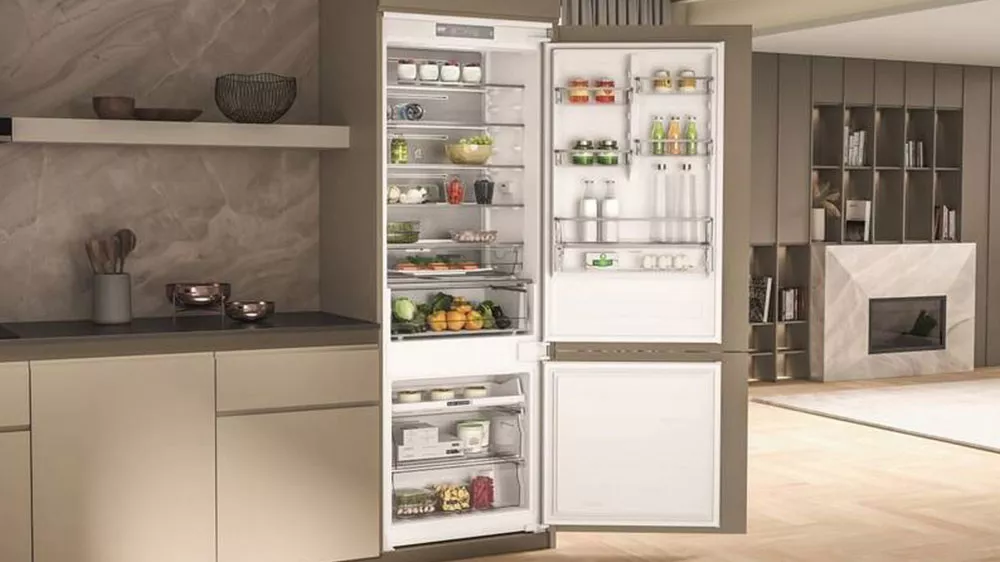 Chladnička kombi vestavn&aacute; Whirlpool WH SP 70 T122 v interi&eacute;ru_06