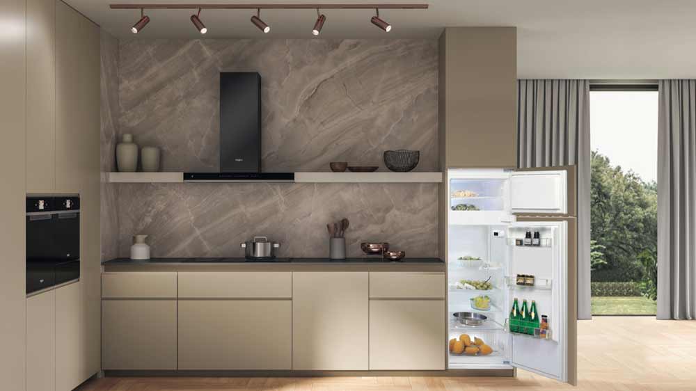 Kombinovaná chladnička Whirlpool ART3802 v interiéru_02