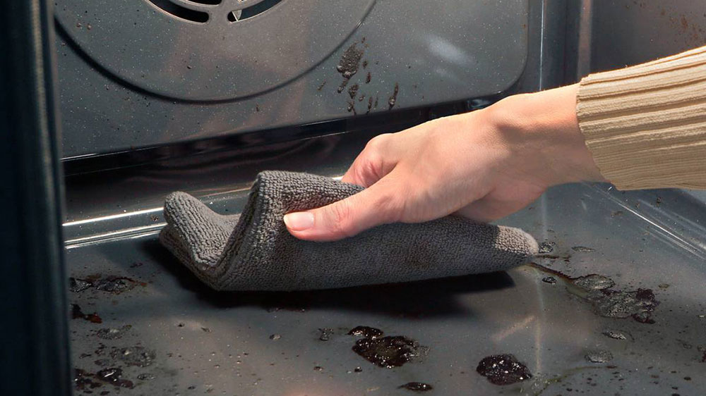 Či&scaron;těn&iacute; vnitřku trouby WHIRLPOOL AKZ9S 8270 FB_05