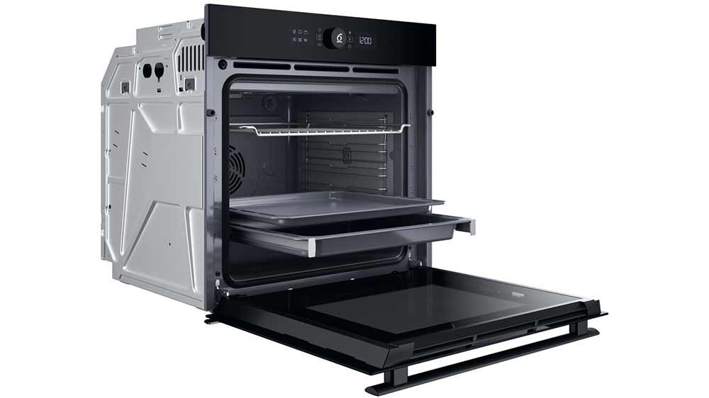Vnitřní prostor vestavné trouby Whirlpool WOI4S8CM1SBA_04