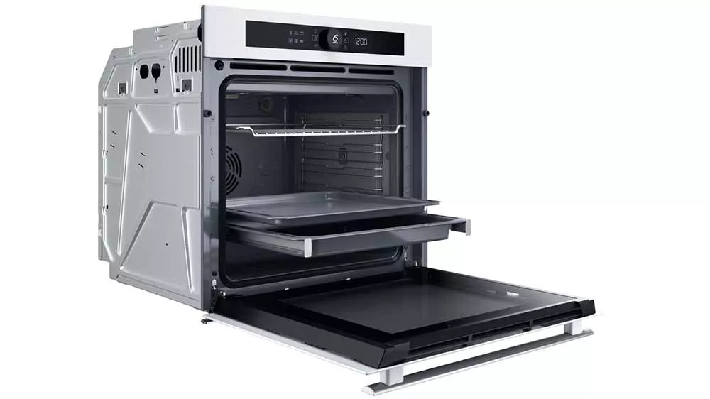 Vnitřní prostor vestavné trouby Whirlpool WOI4S8CM1SWA_05