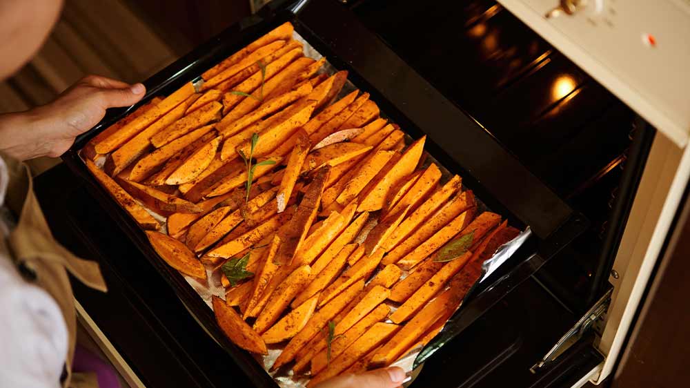 Žena d&aacute;v&aacute; do trouby hranolky_03