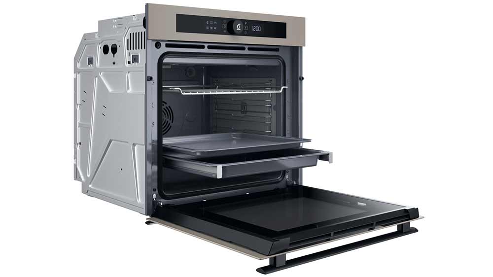 Vnitřn&iacute; prostor vestavn&eacute; trouby Whirlpool WOI4S8CM1SEA_05