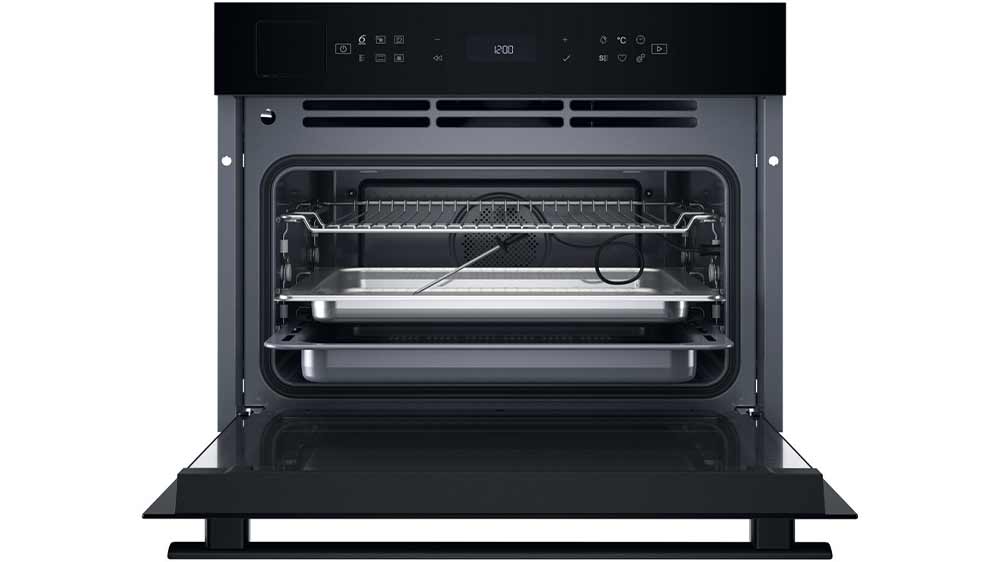 Vnitřn&iacute; prostor vestavn&eacute; trouby Whirlpool WCS6A9PHTSBA včetně masov&eacute; sondy_04