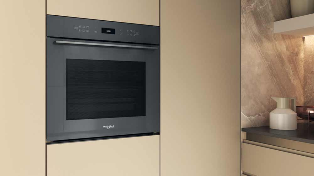 Vestavn&aacute; elektrick&aacute; trouba Whirlpool WOI78HT1SSGA zabudovan&aacute; do kuchyňsk&eacute;ho bloku ve v&yacute;&scaron;ce_02