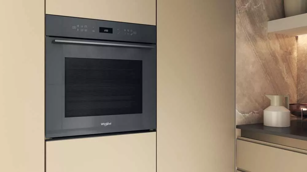 Vestavná elektrická trouba Whirlpool WOI78HT1SSGA zabudovaná do kuchyňského bloku ve výšce_02