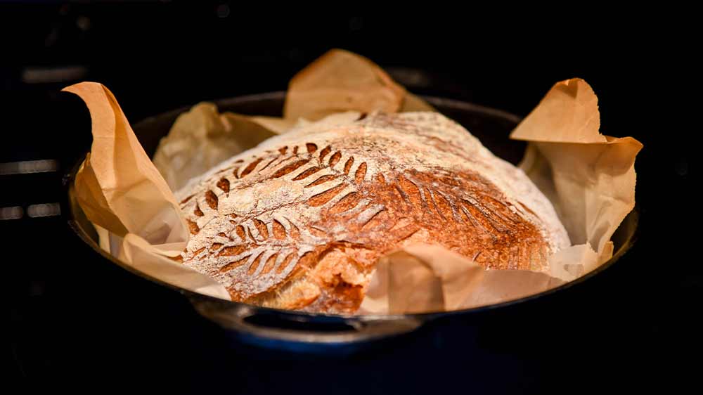 Upečen&yacute; pecen chleba v troubě_04