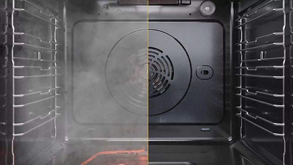 Vnitřní prostor vestavné elektrické trouby Whirlpool WOI78HT1SSGA rozdělené na 2 poloviny a ukázka samočisticí funkce_06
