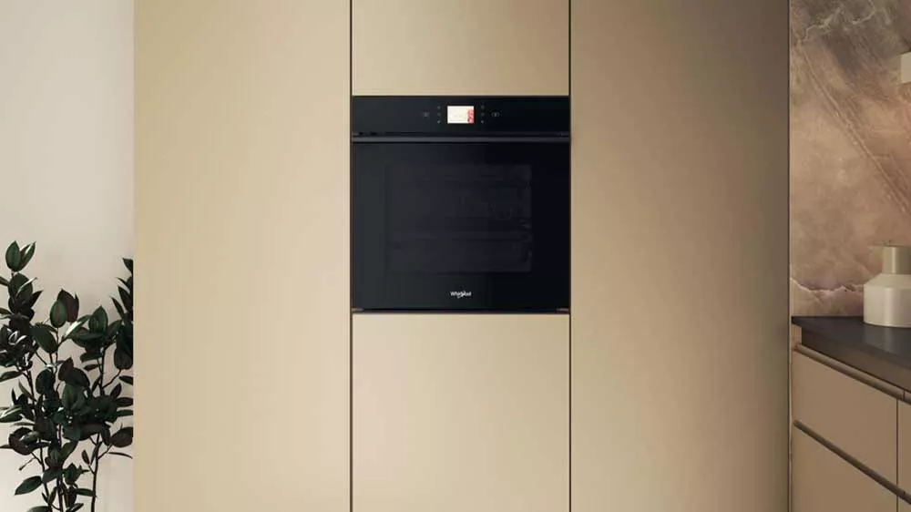 Vestavná elektrická trouba Whirlpool WOI98FPT2SBA v moderní kuchyni_02