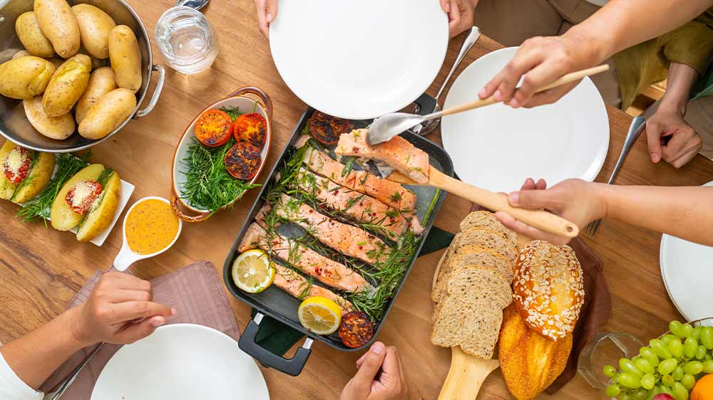 Křupavé hranolky a kuřecí nugety na talíři se salátem a dresinky v mističkách_04