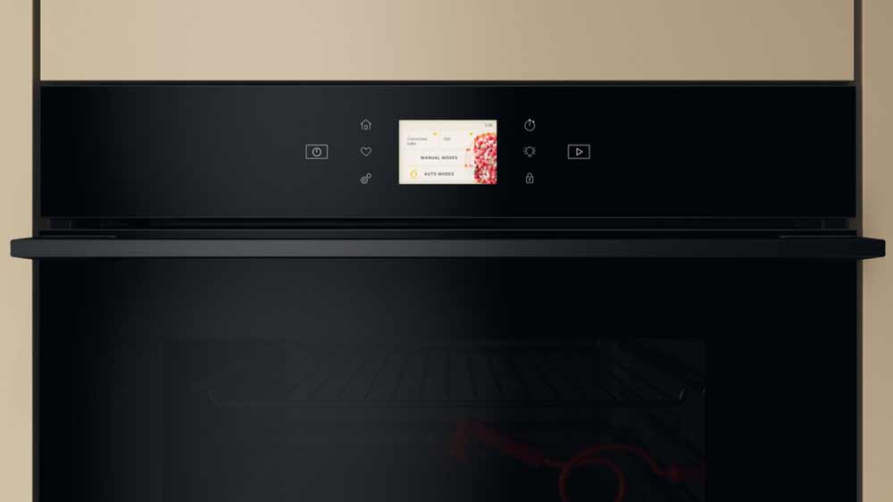 Bližší pohled na displej vestavné trouby Whirlpool WOI98FPT2SBA_06