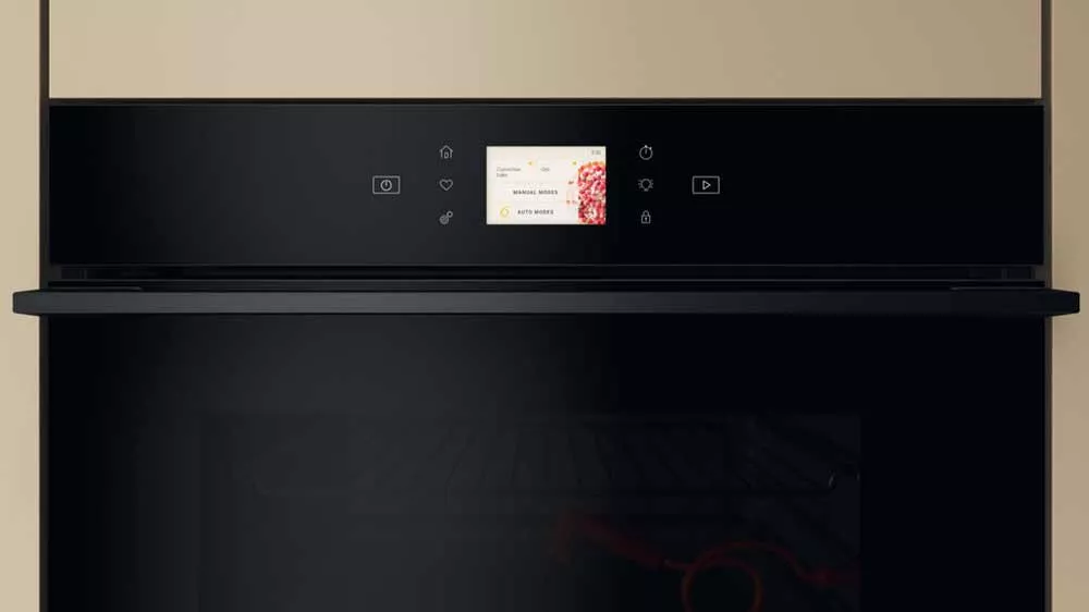 Bližší pohled na displej vestavné trouby Whirlpool WOI98FPT2SBA_06