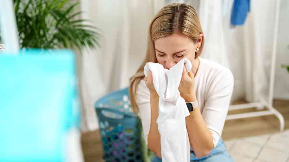 Žena si užíva voňavú vysušenú bielizeň_04