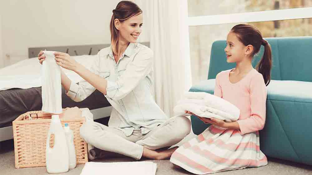 Matka s dcérou skladajú bielizeň_05