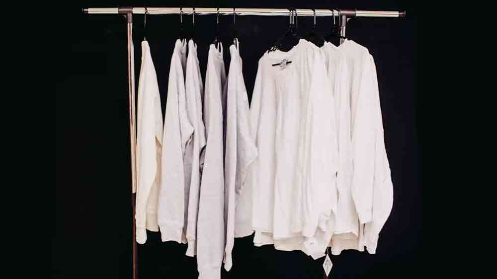Bílé košile na věšáku_03