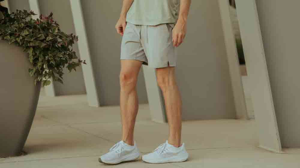 Postava v béžových kraťasech a tričku_04