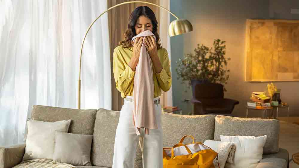 Žena čichaj&iacute;c&iacute; k pr&aacute;dlu_02